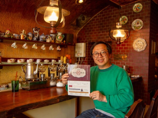 坂出で老舗喫茶巡るスタンプラリー　山口一郎さんのイラストステッカーも