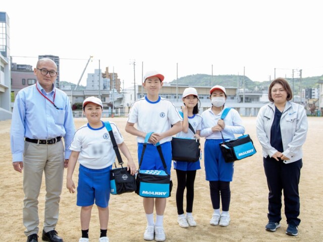 高松・新番丁小にモルック用具寄贈　スポーツ振興目的に地元企業チームが