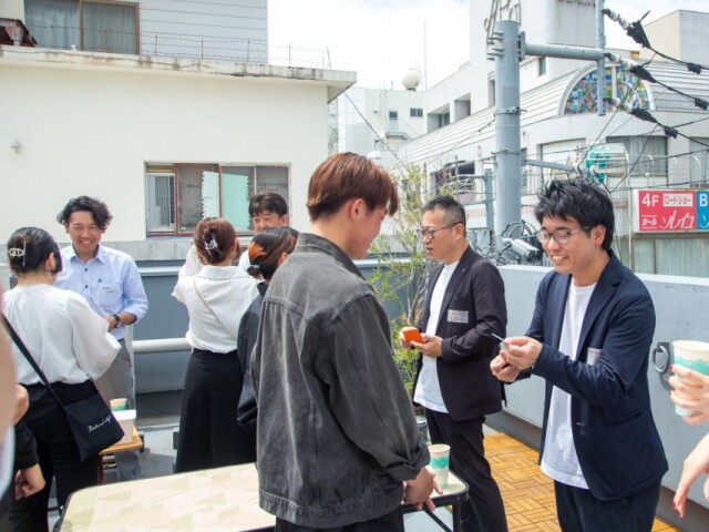 香大生と地元企業がバーベキューで交流　高松・田町商店街近くのビル屋上で