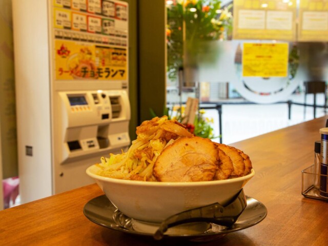 高松・南新町商店街に「ラーメンチョモランマ」　香川発の「二郎系」