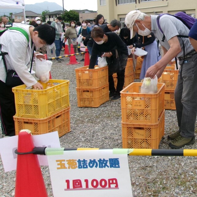 高崎「ぐんま青空マルシェ」野菜直売　ルールなしの詰め放題も