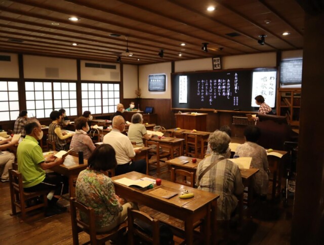 鳥取・わらべ館で「唱歌教室」　昭和初期の小学校を再現した木造教室で