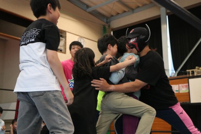 鳥取・明治地区でプロレス大会 プロレスラーとの泥んこ遊びも