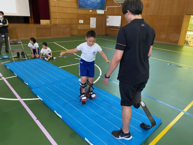 豊田・道慈小で「とよたスポーツ体験講座」　リオパラ銅メダリストに学ぶ
