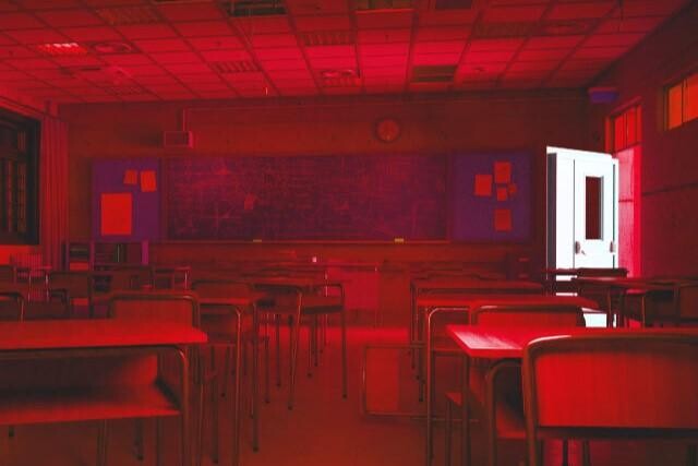 梅田HEP FIVEにお化け屋敷「赤い教室」　20時以降は暗闇にライトだけで入場