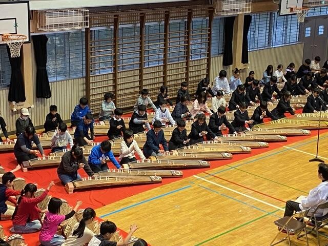 宇都宮・城山西小で「孝子桜まつり」　全校児童100人超で箏を演奏