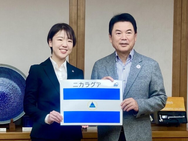JICA海外協力隊員助産師の小澤紗季さん、出発前に宇都宮市長を表敬訪問