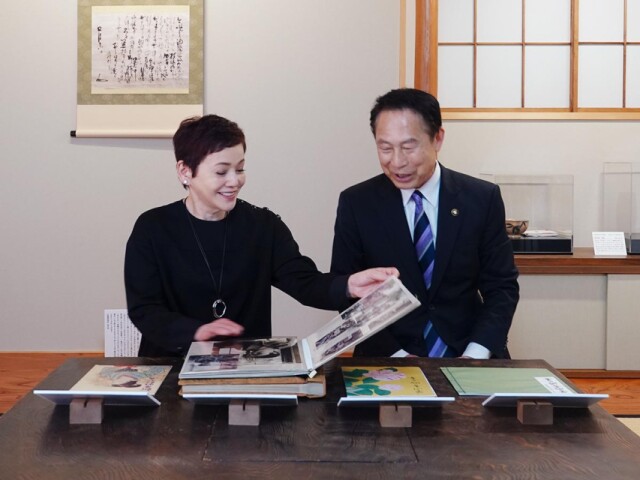 大竹しのぶさんが「有吉佐和子記念館」を訪問　「華岡青洲の妻」上演の前に