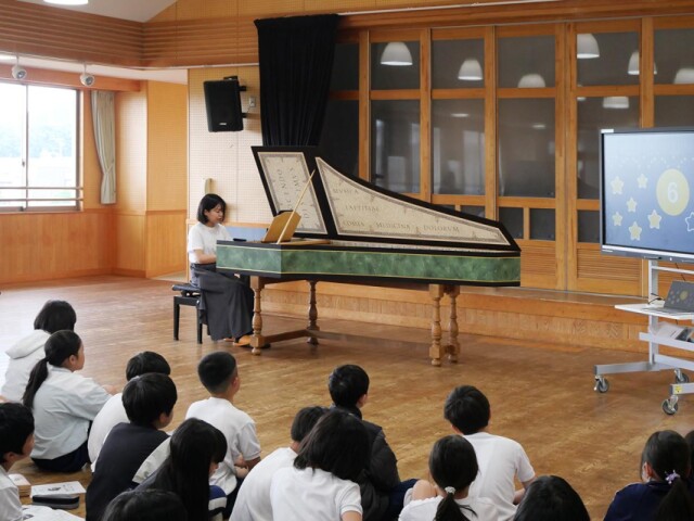 新宮・神倉小学校でチェンバロ奏者奥山杏奈さんが出前授業　聴いて、触れる