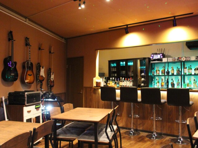 山口に音楽の新拠点「アンコール」　昼はカラオケとカフェ、夜はライブバー