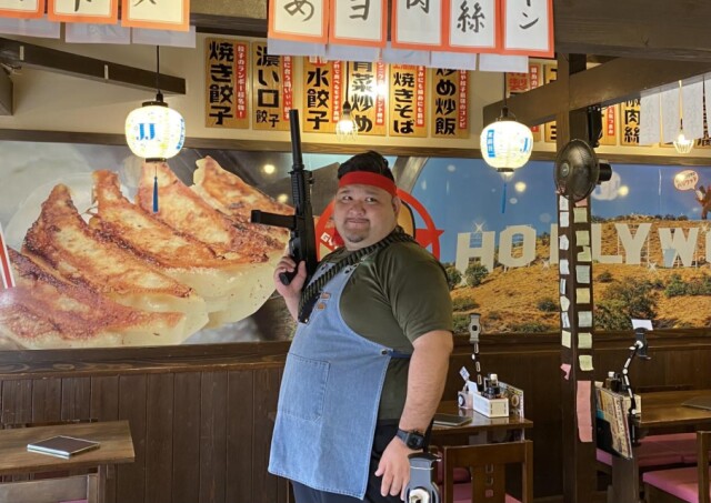 名護の居酒屋「餃子のランボー」が周年　店主は赤ハチマキ「ランボー」姿