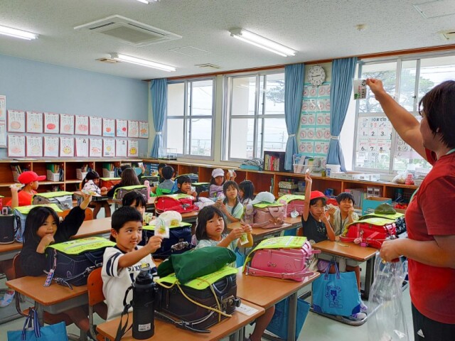 名護・久辺小1年生へカエル顔の「無事に帰るお守り」　商工会婦人会が手作り