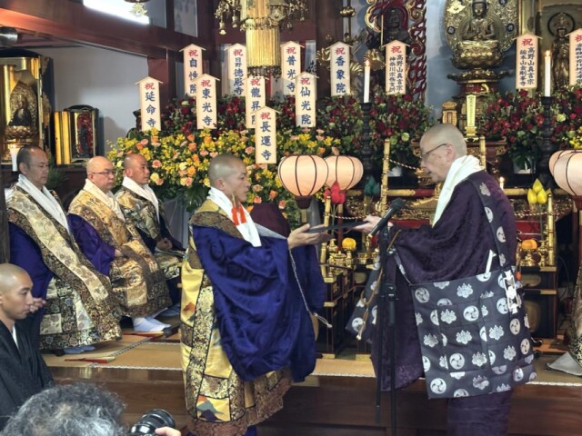 葉山・玉蔵院で53年ぶりの「晋山式」　新住職、涙こらえ就任あいさつ