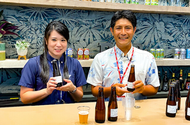 Okinawa thực sự là vùng đất hạnh phúc cho những người uống bia vì chuyến đi đến nhà máy bia lâu đời nhất và lớn nhất Okinawa sẽ mang đến cho bạn cơ hội thưởng thức hương vị bia mới pha miễn phí khi kết thúc chuyến tham quan nhà máy.