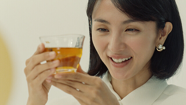 満島ひかりと吉沢亮が“ほうじ煎茶”のおいしさに感動！