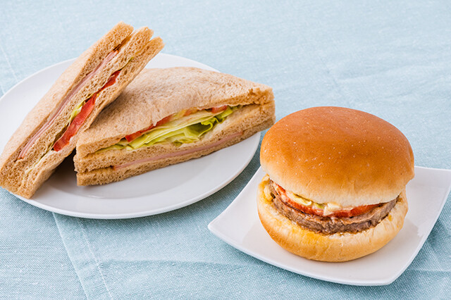 肉のような食感の大豆加工食品を使ったバーガー&サンドが限定発売