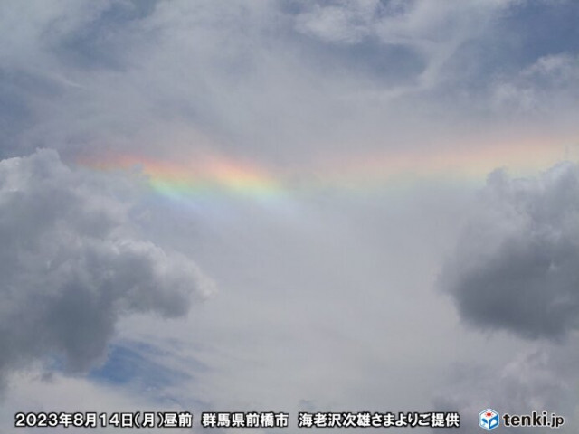 関東の空に環水平アーク　空の高い所に浮かぶ雲の中に見える「七色の光の帯」