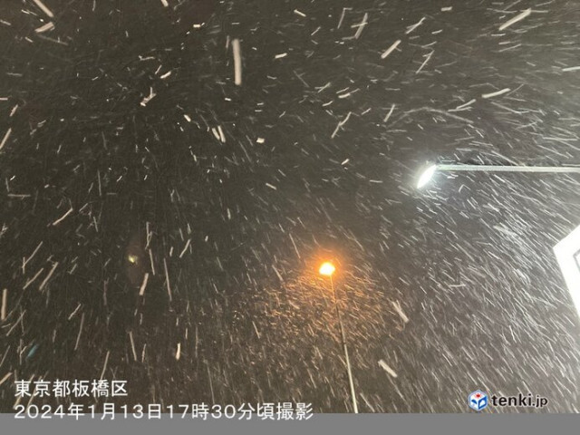 東京都心で初雪　平年より10日遅い観測　路面の凍結に注意