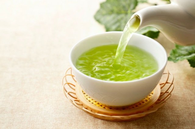 ホット緑茶で汗の臭いケア！薬膳的・夏に緑茶を飲むメリット