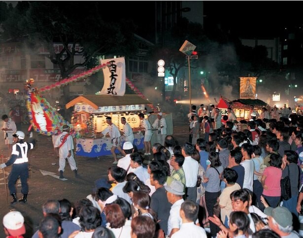 賑やかに故人を送る盆祭り「精霊流し」が長崎県長崎市で開催