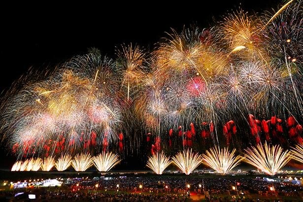 日本三大花火・長岡花火が「慰霊・復興・平和」の想いを込めて単発花火を打ち上げ。市民と共に「感謝とエールの光」を灯す
