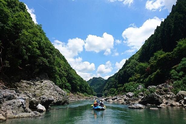 夏休みは親子で保津川エコラフティングへ！京都の自然の中で大冒険を楽しむ