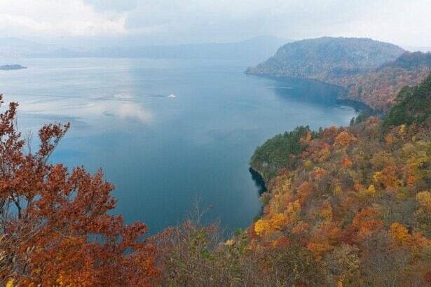 湖畔を散策しながら紅葉が楽しめる！青森県の「十和田湖」で紅葉が見頃