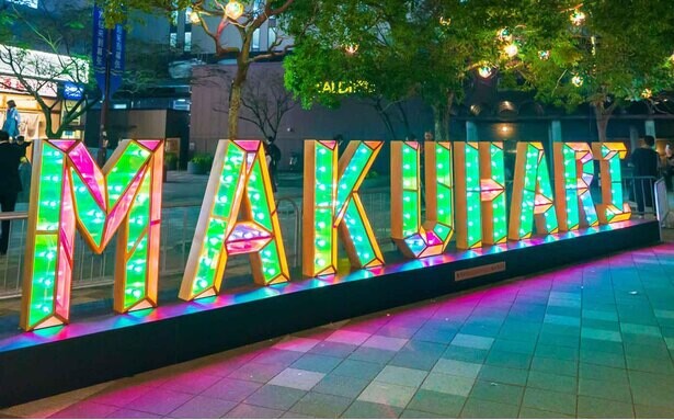 駅前広場が光に染まる！千葉県千葉市で「マクハリイルミ20/21 青の光に感謝を込めて」開催中