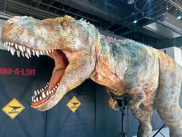 リアル恐竜ショーの恐竜スーツ18体が新宿に集結、「ディノアライブの恐竜たち展」を開催予定