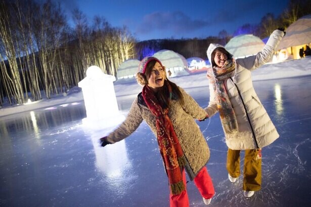 凍ったフルーツなどが楽しめる、北海道の星野リゾート トマムで氷の街「アイスヴィレッジ」がオープン