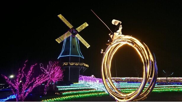 巨大風車が光りながら回転！茨城県土浦市の霞ヶ浦総合公園で「第9回光がつくる“Art”水郷桜イルミネーション」が開催中