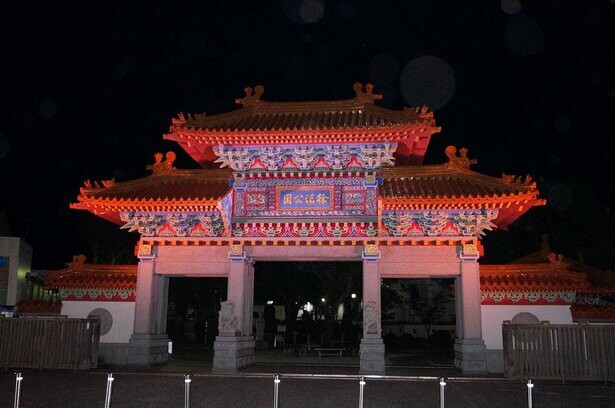 夜空に浮かび上がる極彩色の楼門、和歌山県新宮市の徐福公園でライトアップ実施中