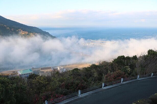 霧が町をのみ込む迫力満点の光景！愛媛県大洲市で「肱川あらし」が観測できる季節が到来
