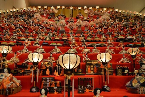 圧巻の三十段飾り！長野県須坂市の須坂アートパークで「三十段飾り 千体の雛祭り」が開催中