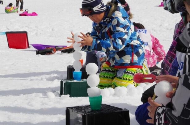 スキー場で競う、群馬県利根郡みなかみ町で「雪玉アイスタワー選手権」と「ソリリンピック滑走距離大会」が開催中