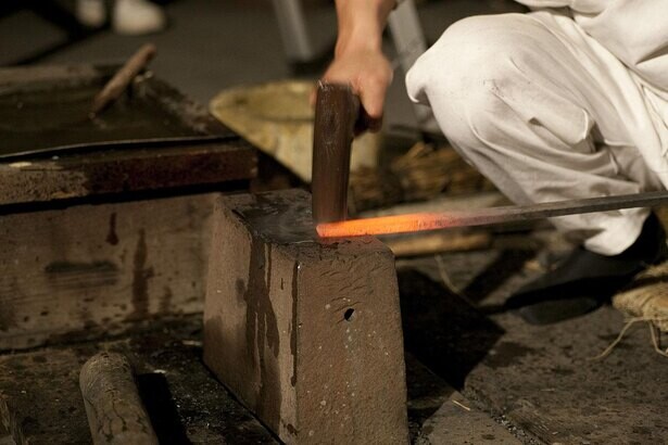 日本刀製作に携わる職人に迫る、岡山県瀬戸内市の備前長船刀剣博物館で「日本刀ができるまで－匠たちの共演－」開催