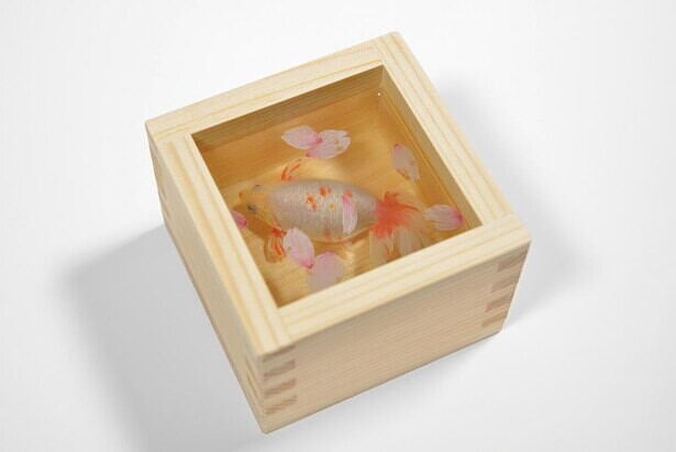 まるで生きているような金魚は圧巻、長崎県長崎市の長崎県美術館で深堀隆介展「金魚鉢、地球鉢」開催