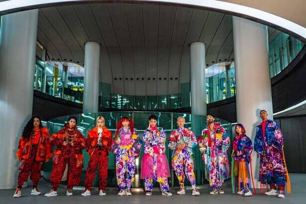 渋谷の街中に「KANSAI YAMAMOTO」のカラフル衣装を着たモデルが出現！