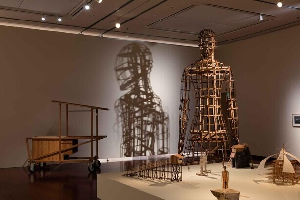 九州のアーティストを観る、熊本県の熊本市現代美術館で「段々降りてゆく 九州の地に根を張る7組の表現者」が開催中