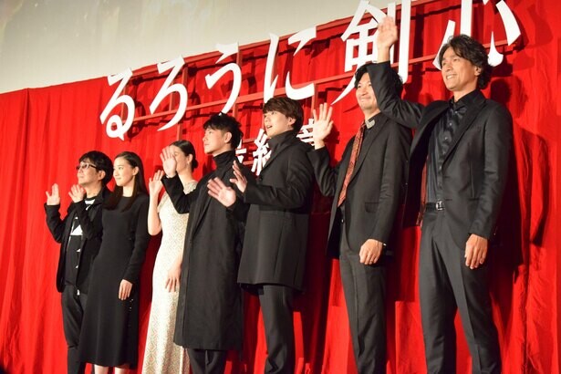 佐藤健、焼肉屋で見せた意外な素顔を暴露される。映画『るろ剣 最終章』初日舞台挨拶に豪華キャストが集結！