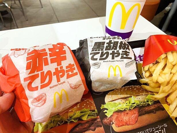 みんな大好き、マクドナルドの「てりやきマックバーガー」が進化？「赤辛てりやき」「黒胡椒てりやき」を食べ比べてみた