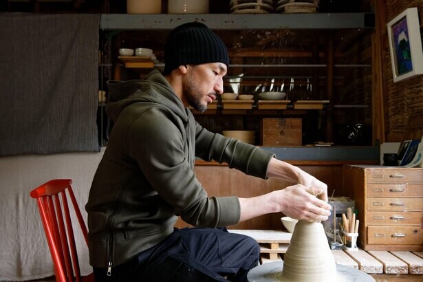 中田英寿がシェアしたい“日本の新たな価値”「世界三大織物・大島紬の古代天然染色工房『金井工芸』」