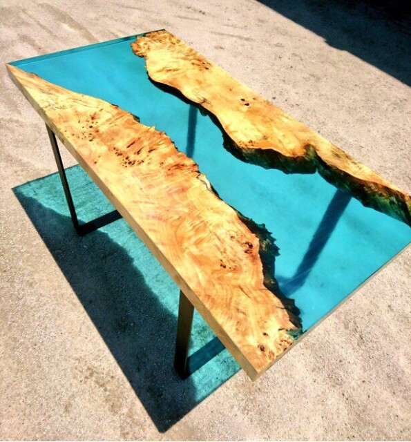 テーブルに神秘の川が流れる！？一枚板と樹脂を組み合わせたリバーテーブルが美しい