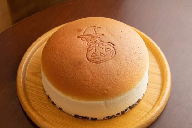 大阪土産の定番チーズケーキを1ホール焼きたてで!?「りくろーおじさんの店」のカフェが最高すぎた！