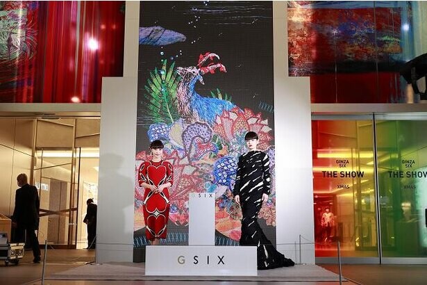 秋元梢「今年のクリスマスは当たり前のことを楽しみたい」GINZA SIX新作デジタルアートを点灯