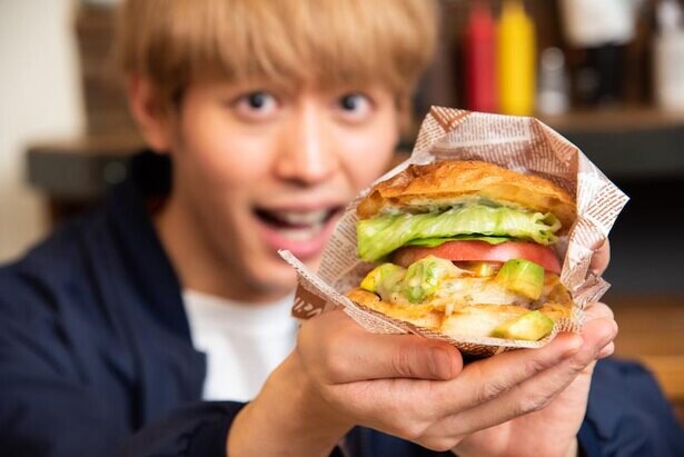 小林亮太が「Jack37Burger」の「バリネスパクチーバーガー」を実食！「パクチーは苦手だったけど…」