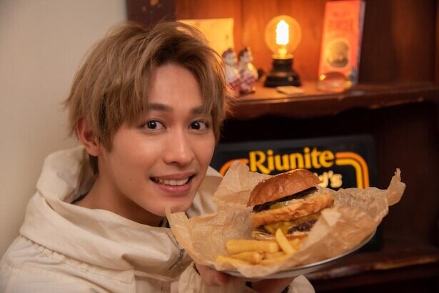 小林亮太が「悪魔的な旨さ」と絶賛！あの「ビッグマック」をリスペクトした「マクレーンオールドバーガースタンド」のグルメバーガー