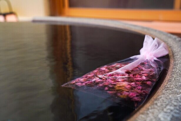箱根小涌園にて名産品八重桜を使用した「桜の湯」を開催　入場料が最大半額になるキャンペーンも