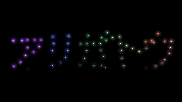 夜空に“アリガトウ”の文字、特別な思い出に！ドコモが閉校する小学校で「光の思い出ドローンショー」
