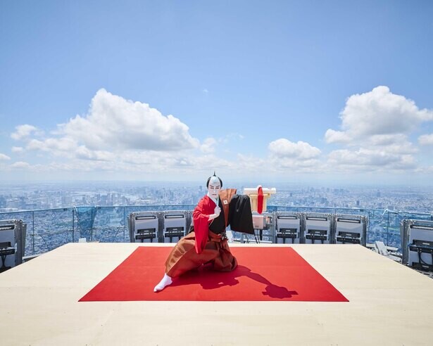 東京スカイツリー開業10周年！市川海老蔵が地上634メートルから「にらみ」を披露